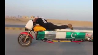Un paquistanÃ­ haciendo stunt sobre una moto-limousina. Tu argumento es invÃ¡lido