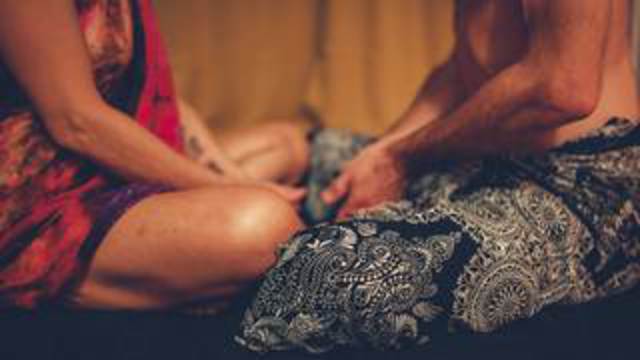 Aprender masaje tántrico ayuda a mejorar tu relación de pareja
