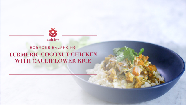 Curry de pollo al coco con cúrcuma y arroz con coliflor para equilibrar las hormonas